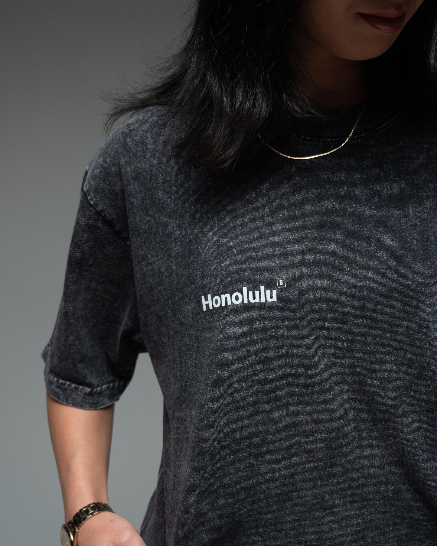 HONOLULU "COLLECTION" OVERSIZED TEE IN WASHED CARBON